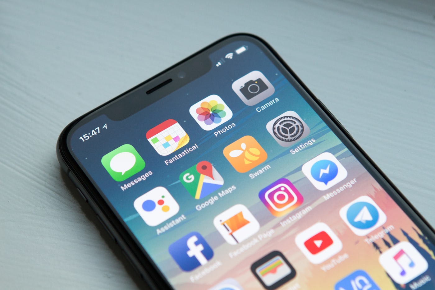 Smartphone in den Händen am Abend